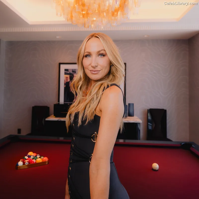 Nikki Glaser photo 2 of 560