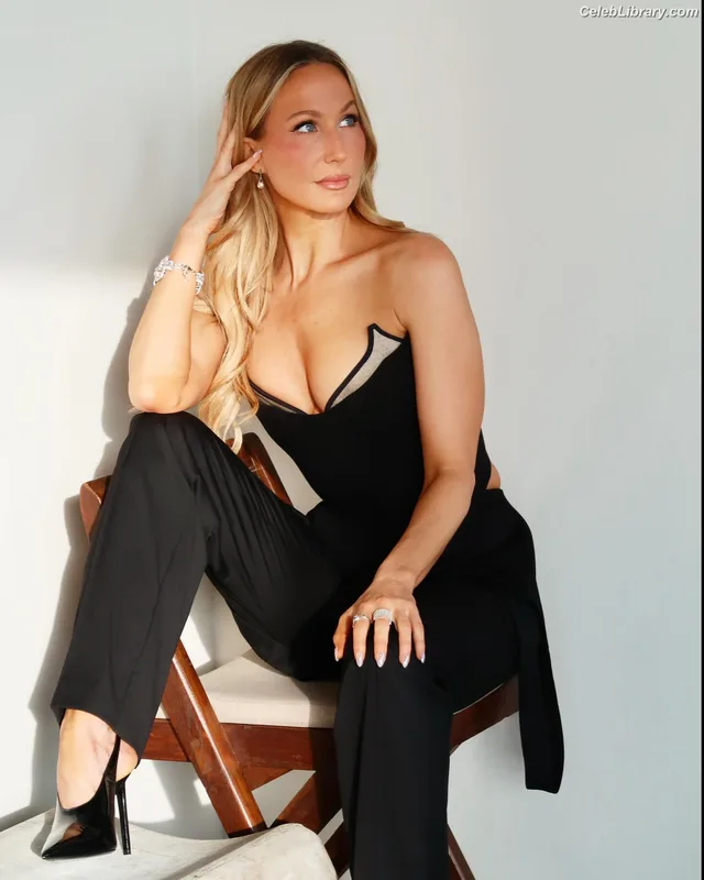 Nikki Glaser photo 9 of 560