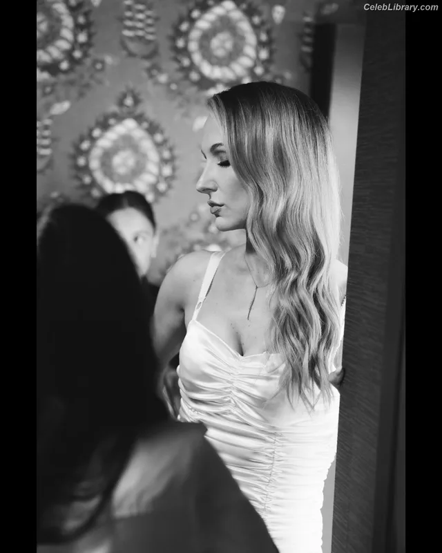Nikki Glaser photo 7 of 560