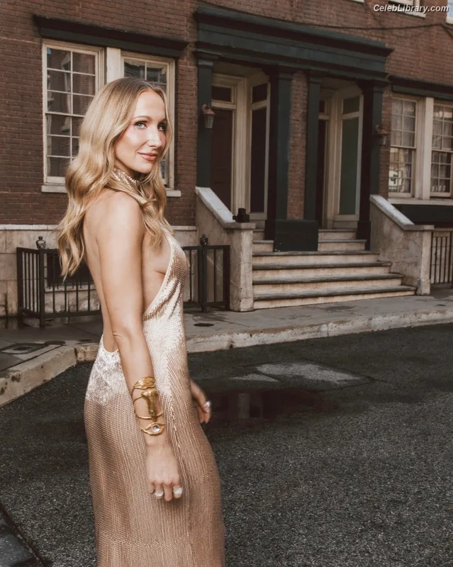 Nikki Glaser photo 15 of 560