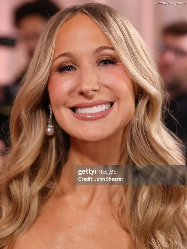 Nikki Glaser photo 15 of 560