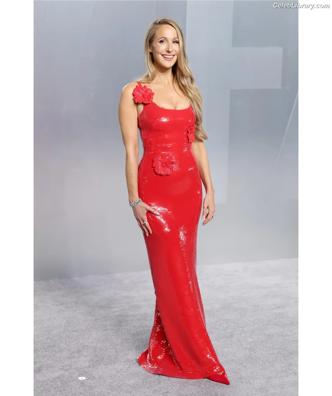 Nikki Glaser photo 20 of 560