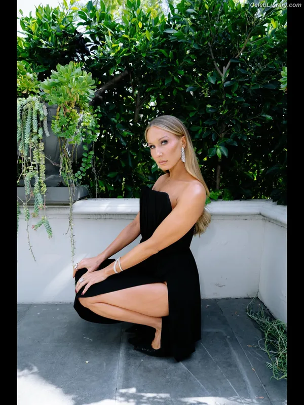 Nikki Glaser photo 10 of 560
