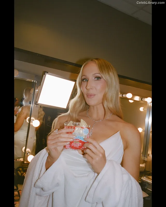 Nikki Glaser photo 10 of 560