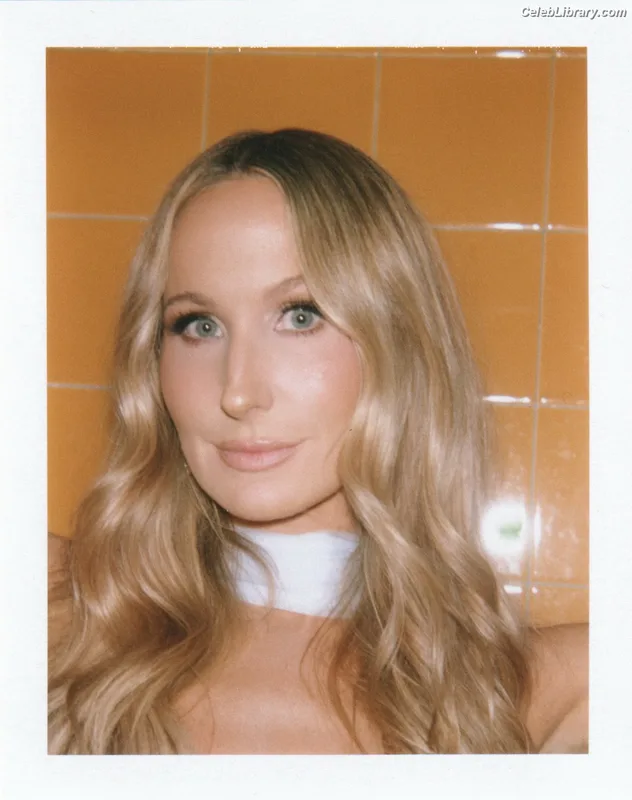 Nikki Glaser photo 15 of 560