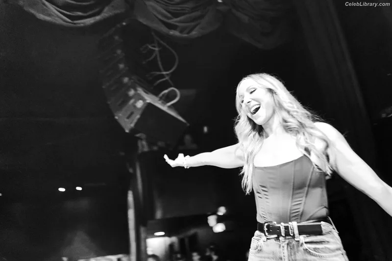 Nikki Glaser photo 23 of 560