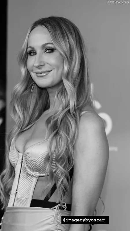 Nikki Glaser photo 16 of 560