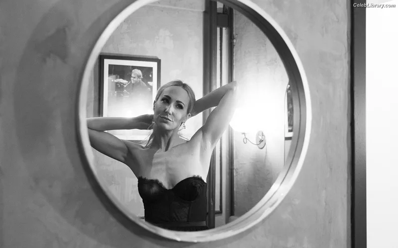 Nikki Glaser photo 20 of 560
