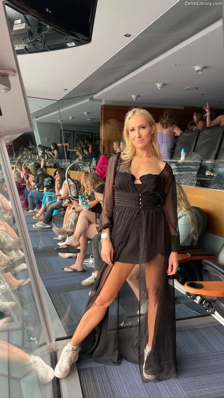Nikki Glaser photo 7 of 560
