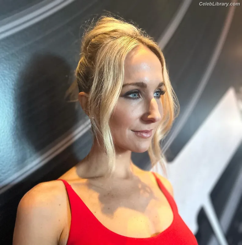 Nikki Glaser photo 11 of 560