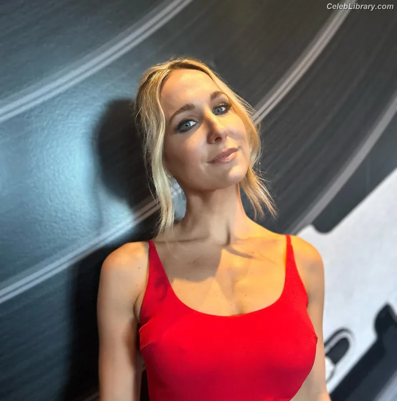 Nikki Glaser photo 23 of 560
