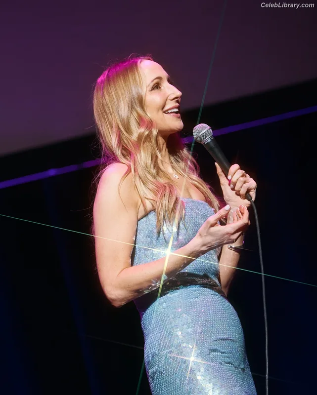 Nikki Glaser photo 1 of 560