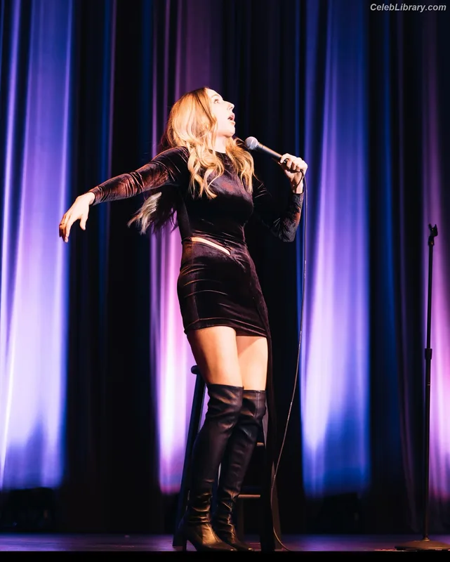 Nikki Glaser photo 3 of 560