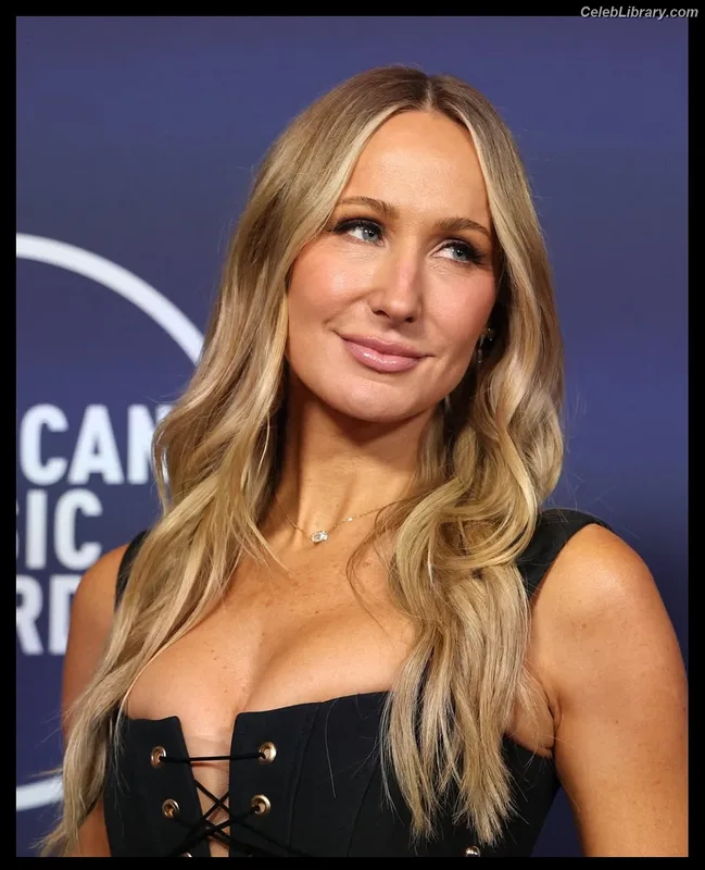 Nikki Glaser photo 17 of 560