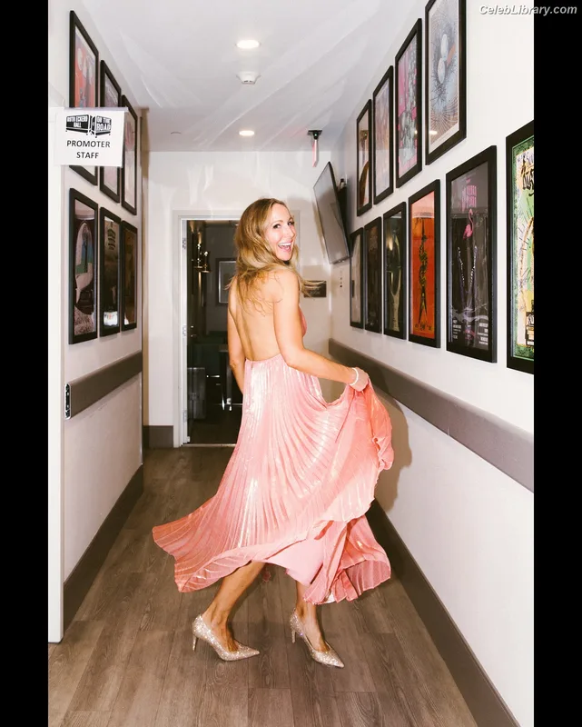 Nikki Glaser photo 4 of 560