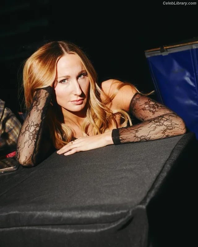 Nikki Glaser photo 18 of 560