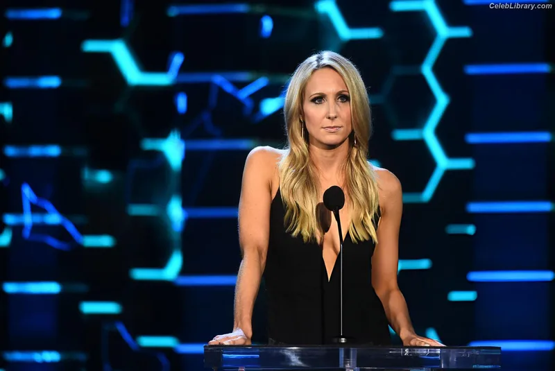 Nikki Glaser photo 3 of 560