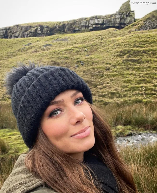 Nikki Sanderson photo 7 of 68