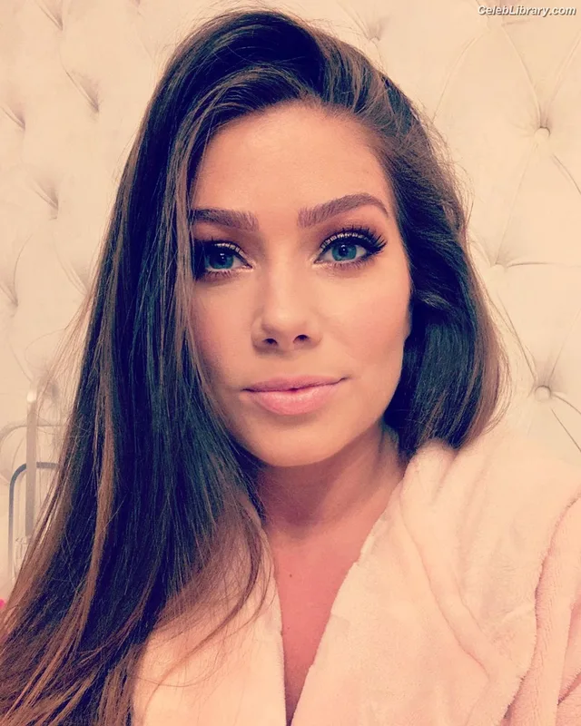 Nikki Sanderson photo 4 of 68