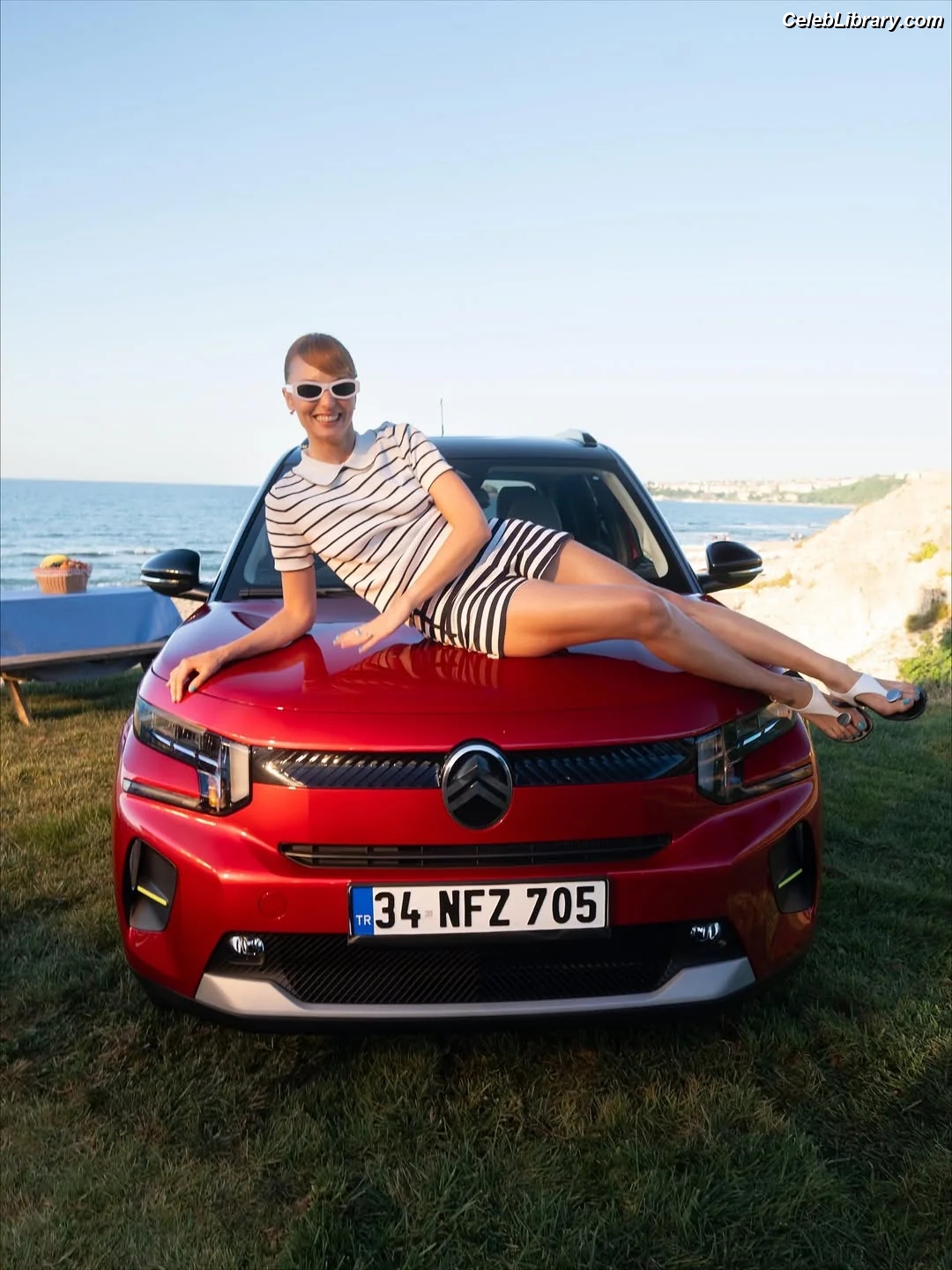Nilperi Şahinkaya photo 13 of 41