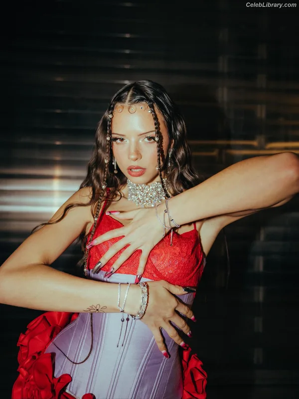 Nina Chuba photo 10 of 88