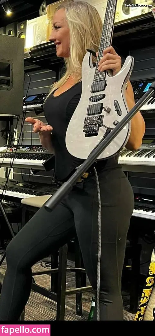 Nita Strauss photo 8 of 86