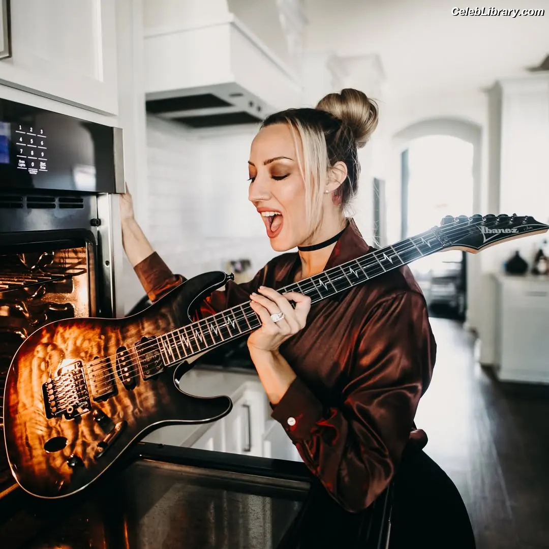 Nita Strauss photo 8 of 86