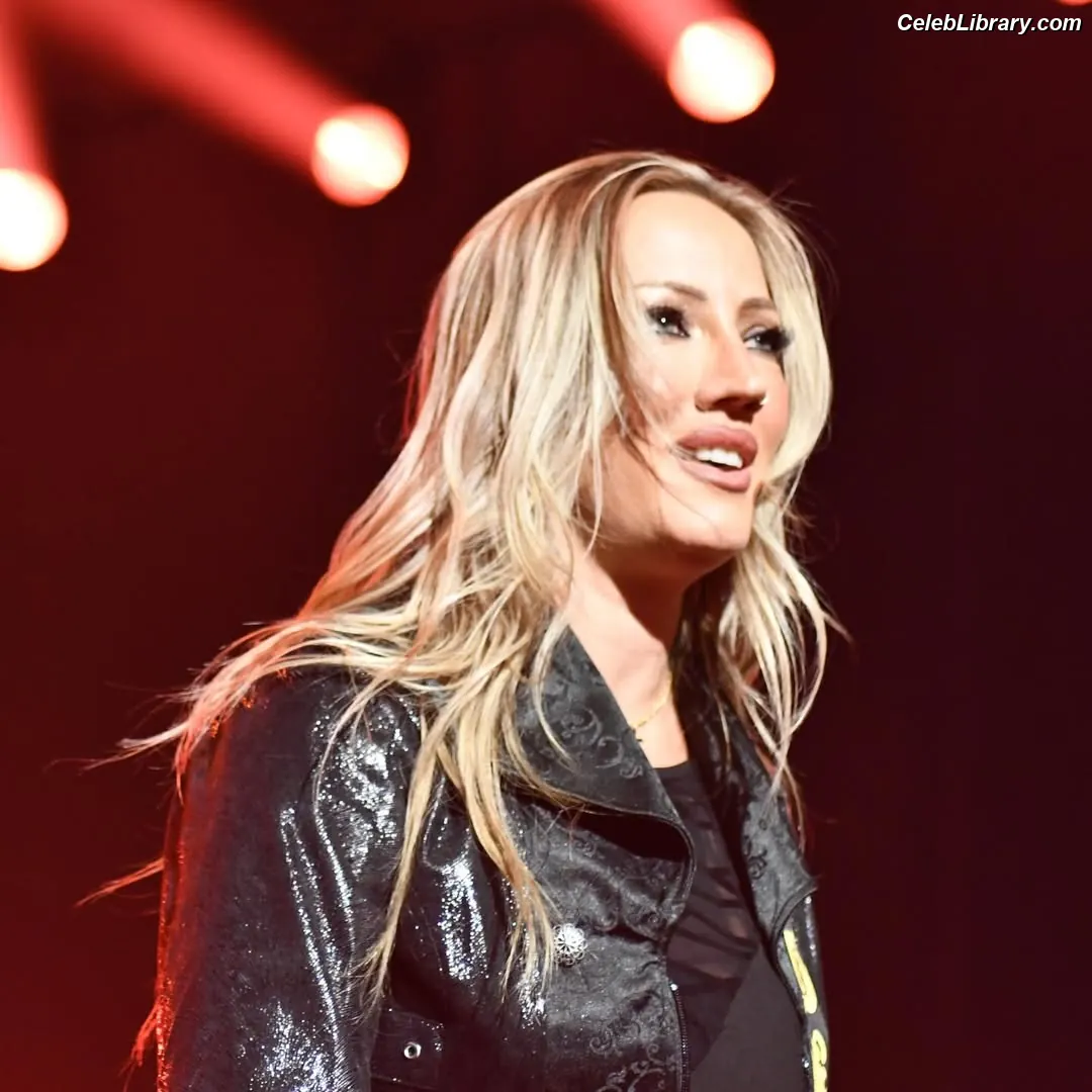 Nita Strauss photo 9 of 86