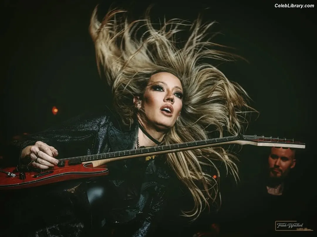 Nita Strauss photo 12 of 86