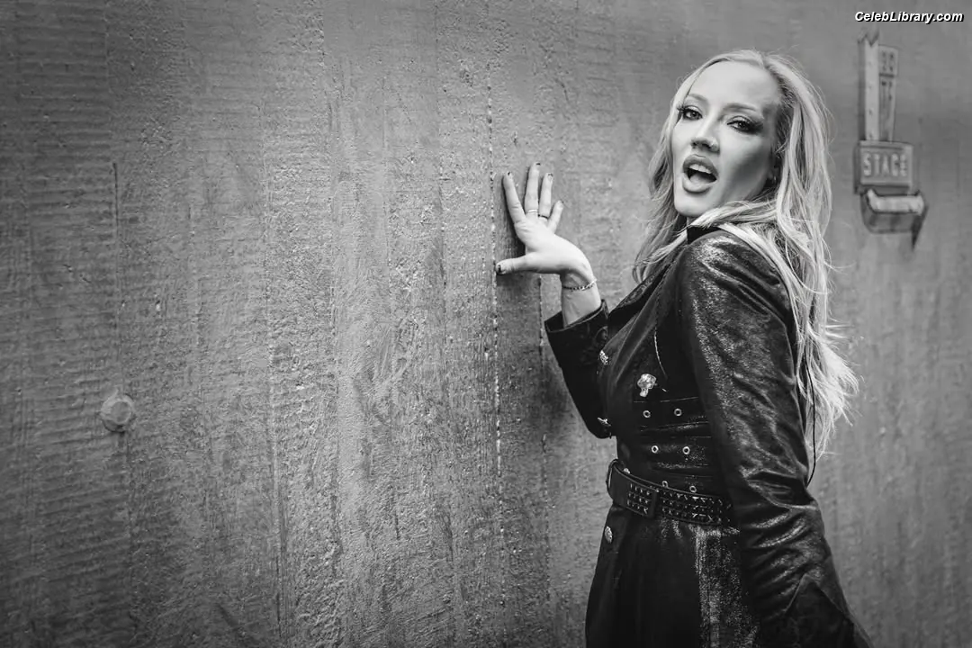 Nita Strauss photo 13 of 86