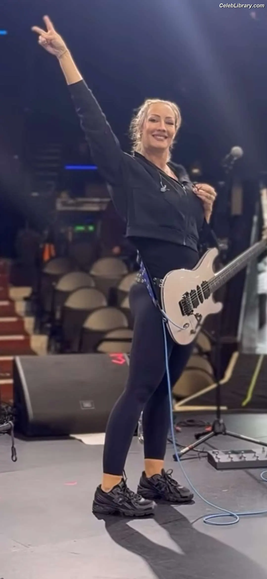 Nita Strauss photo 11 of 86