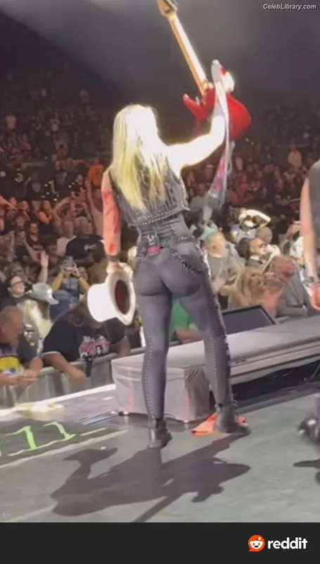 Nita Strauss photo 3 of 87