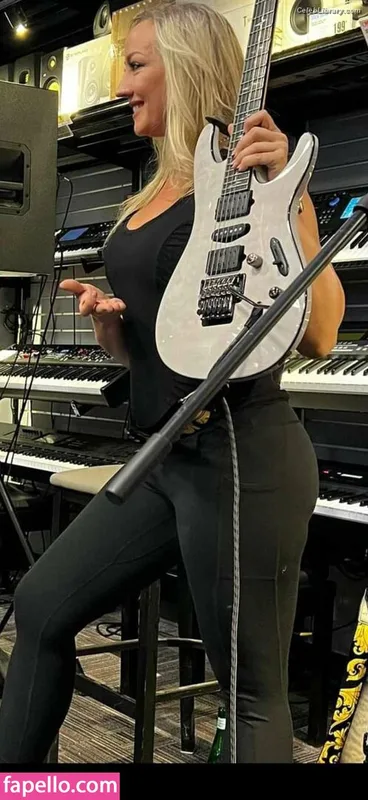 Nita Strauss photo 8 of 87