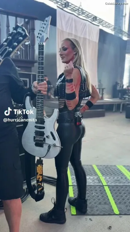 Nita Strauss photo 21 of 87