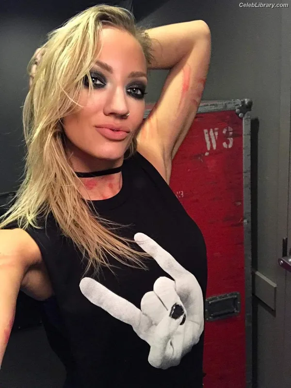 Nita Strauss photo 12 of 87