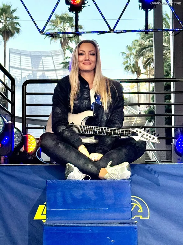 Nita Strauss photo 15 of 87