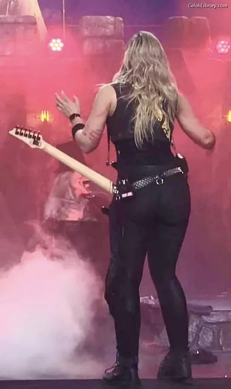 Nita Strauss photo 18 of 87