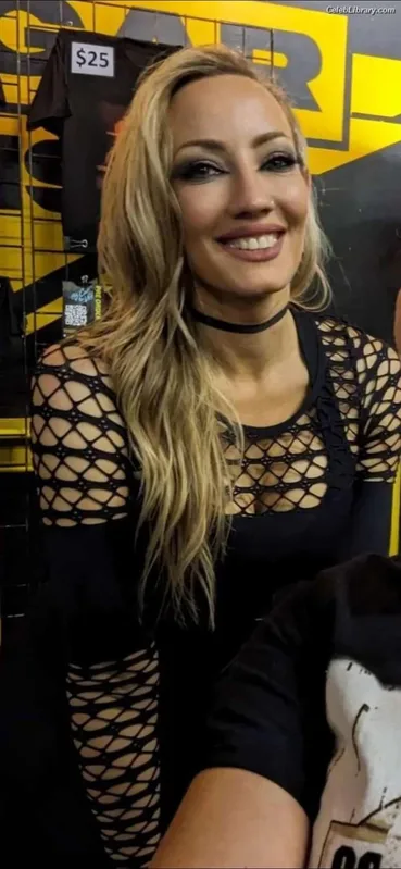 Nita Strauss photo 22 of 87