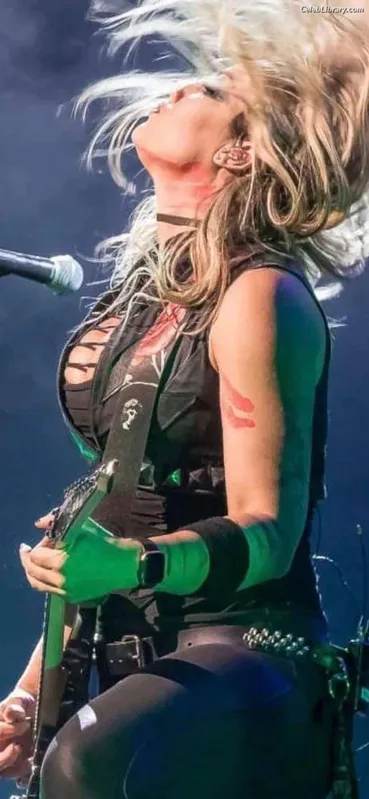 Nita Strauss photo 23 of 87