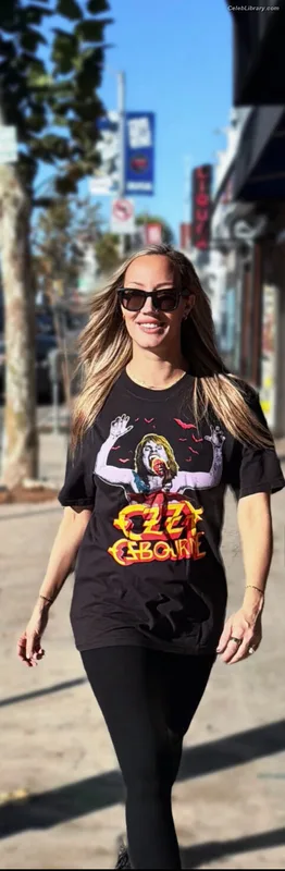 Nita Strauss photo 1 of 87
