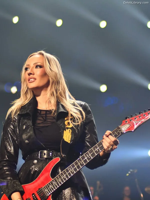 Nita Strauss photo 5 of 87