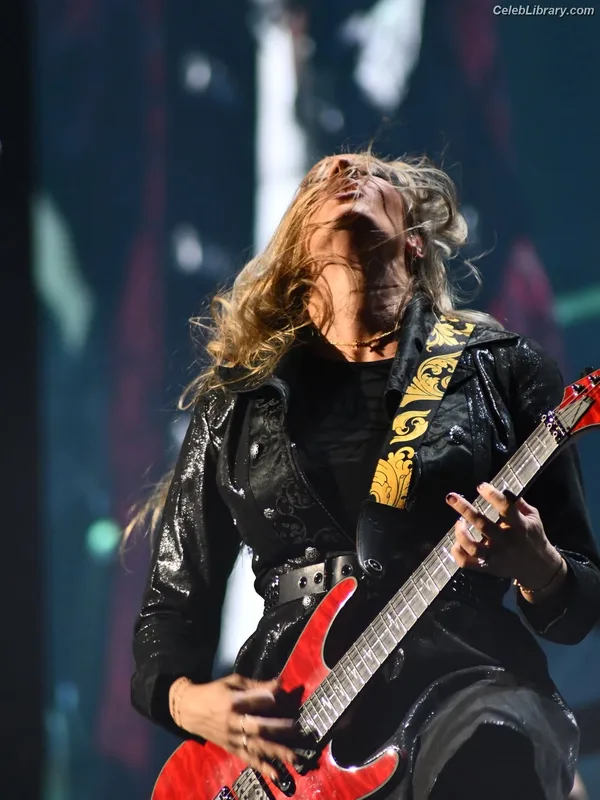 Nita Strauss photo 6 of 87
