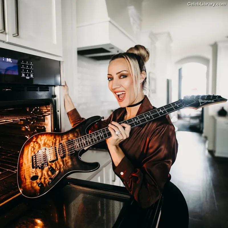 Nita Strauss photo 7 of 87