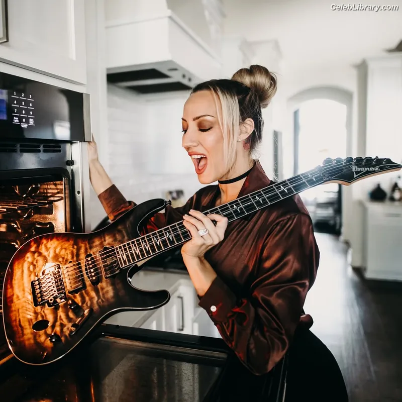 Nita Strauss photo 8 of 87