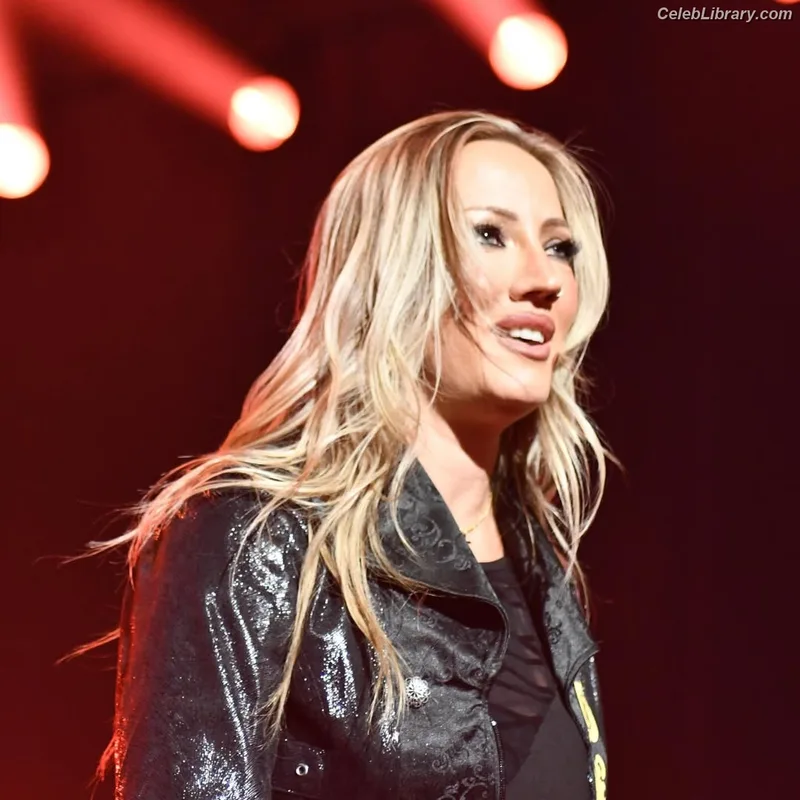 Nita Strauss photo 9 of 87
