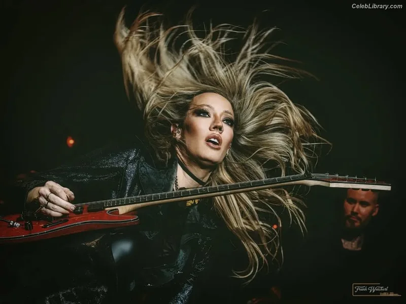 Nita Strauss photo 12 of 87
