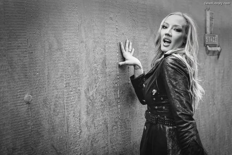 Nita Strauss photo 13 of 87