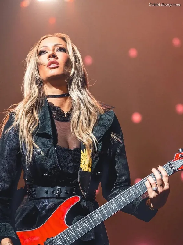 Nita Strauss photo 19 of 87