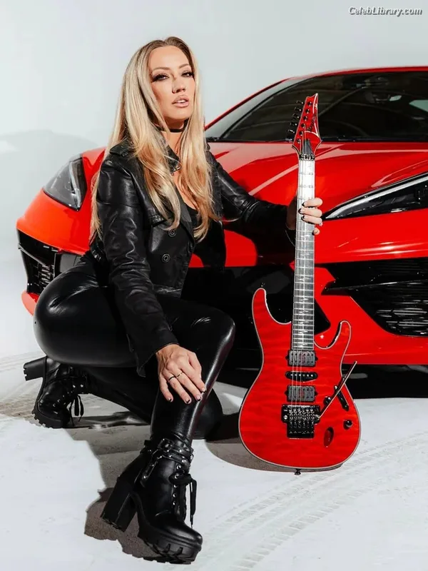 Nita Strauss photo 21 of 87