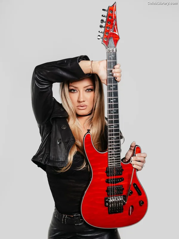 Nita Strauss photo 22 of 87